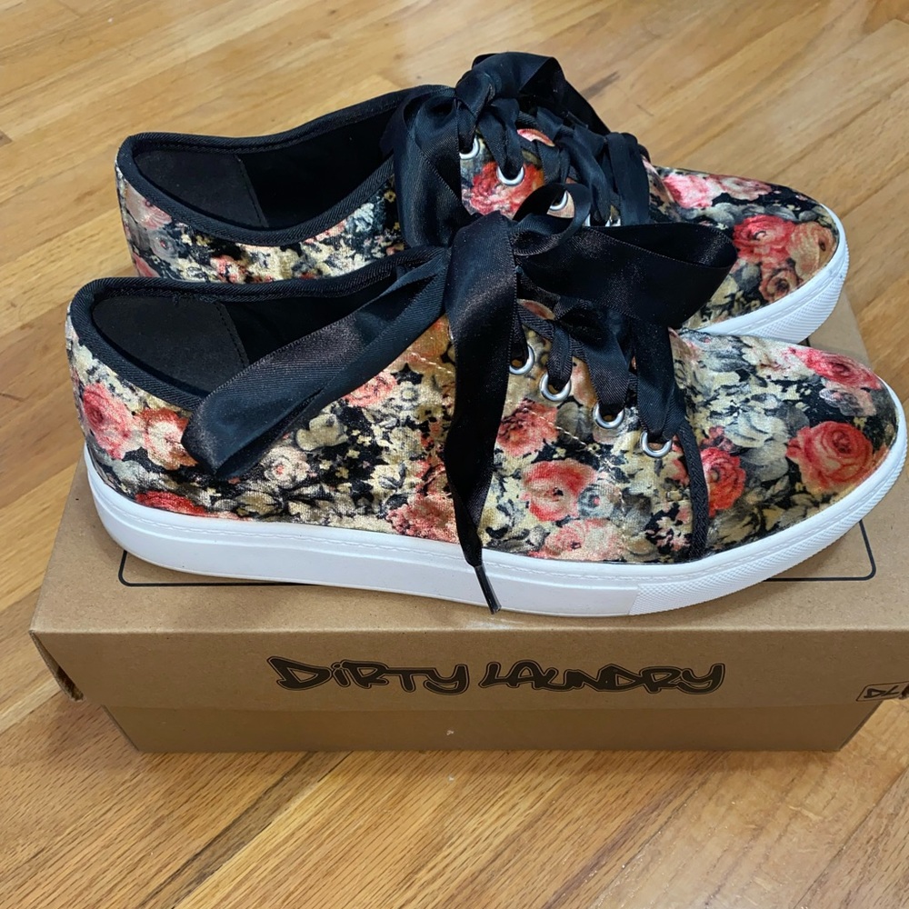 Dirty Laundry Womens Velvet Floral Print Sneaker
